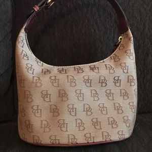 BEAUTIFUL Dooney and Bourke Logo purse!